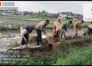 Bhabinkamtibmas Polsek Siantar Martoba Bersama Tiga Pilar dan Warga Gotong Royong Bersihkan Drainase