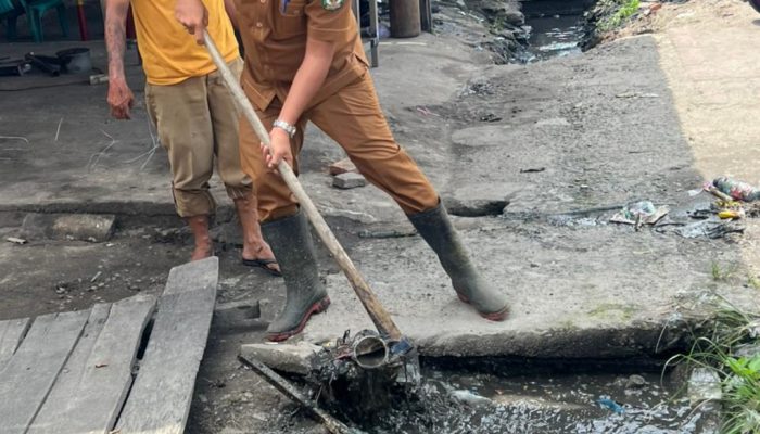 Gerak Cepat Camat Siantar Utara Marlon Sitorus Tindak Keluhan Warga, Drainase Penyebab Banjir di Jalan Ade Irma Suryani Langsung Dibersihkan