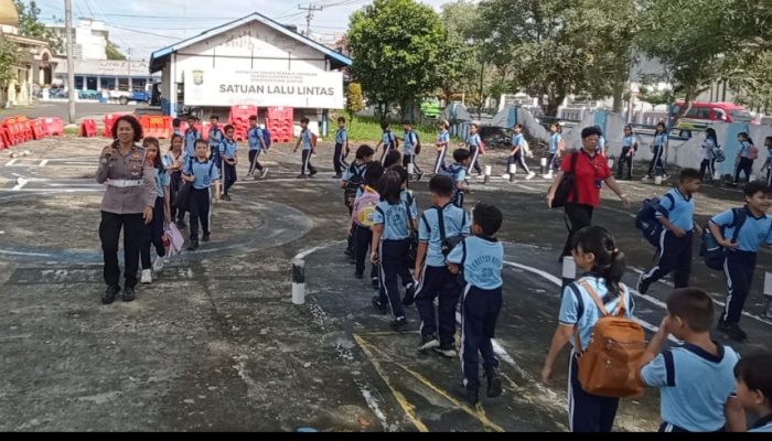 Polantas Menyapa, Satlantas Polres Pematangsiantar Edukasi Siswa SD Pentingnya Disiplin Berlalu Lintas Sejak Dini