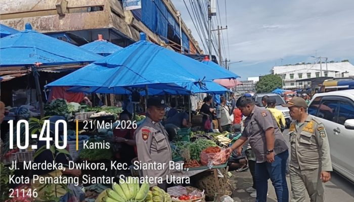 Polsek Siantar Barat Tertibkan Sepeda Motor dan Bongkar Muatan yang Ganggu Badan Jalan di Pasar Horas