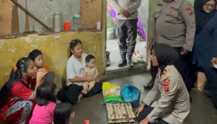 Sentuhan Humanis Polri, Kapolsek Siantar Selatan Sambangi dan Bantu Warga yang Anaknya Alami Malnutrisi