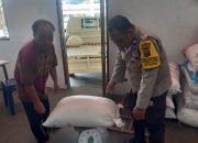 Bhabinkamtibmas Polsek Siantar Marihat Dampingi Penjualan Jagung Petani Binaan ke Bulog