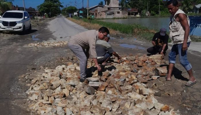 Warga dan Pemerintah Desa Silakkidir Swadaya Timbun Jalan Rusak, Minta Pemkab Simalungun Segera Bertindak
