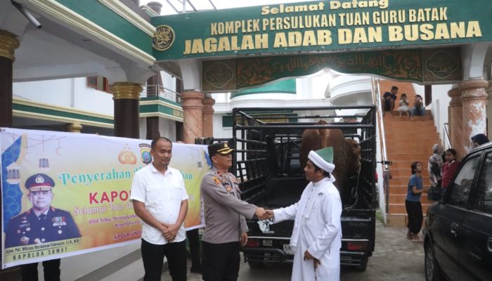 Kapolda Sumut Serahkan Hewan Kurban ke Persulukan Serambi Babussalam Simalungun