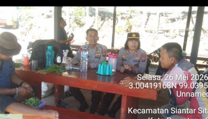 Dukung Program Ketahanan Pangan, Kapolsek Siantar Utara Monitoring Lahan Jagung Petani Binaan