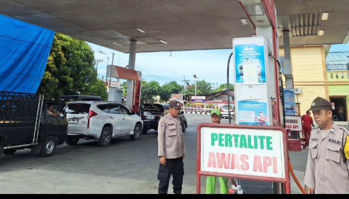 Bhabinkamtibmas Polsek Siantar Marihat Monitoring Penyaluran BBM di SPBU Jalan Parapat