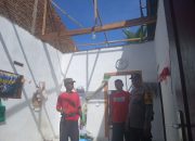 Bhabinkamtibmas Polsek Siantar Marihat Monitoring Rumah Warga Terdampak Puting Beliung di Sukaraja