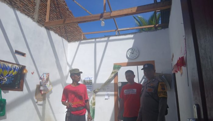 Bhabinkamtibmas Polsek Siantar Marihat Monitoring Rumah Warga Terdampak Puting Beliung di Sukaraja