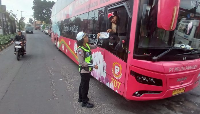 Satlantas Polres Pematangsiantar Berikan Edukasi Tertib Berlalu Lintas kepada Pengguna Jalan