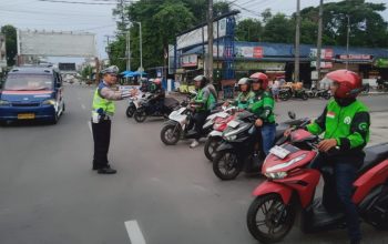 Sat Lantas Polres Pematangsiantar Berikan Edukasi Keselamatan Berkendara kepada Pengemudi Gojek