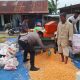 Dukung Ketahanan Pangan, Bhabinkamtibmas Polsek Siantar Marihat Dampingi Petani Jagung Saat Pengolahan Hasil Panen