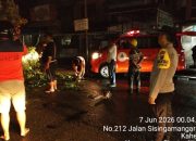 Respons Cepat Pohon Tumbang, Personel Polsek Siantar Utara Amankan Arus Lalu Lintas