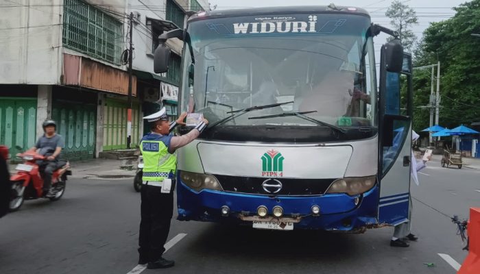 Sat Lantas Polres Pematangsiantar Edukasi Masyarakat Tertib Berlalu Lintas di Jalan Sutomo