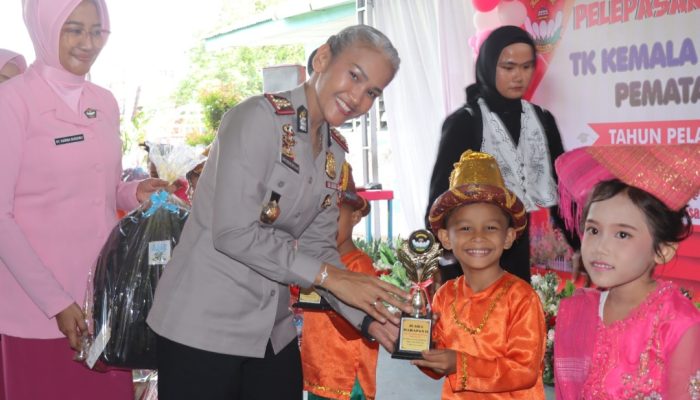 Kapolres Pematangsiantar Hadiri Pentas Seni dan Pelepasan Murid TK Kemala Bhayangkari 06