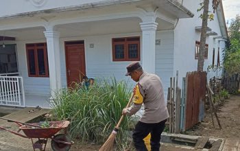 Bhabinkamtibmas Polsek Siantar Marihat Gotong Royong Bersama di Jalan Negri Bosar 