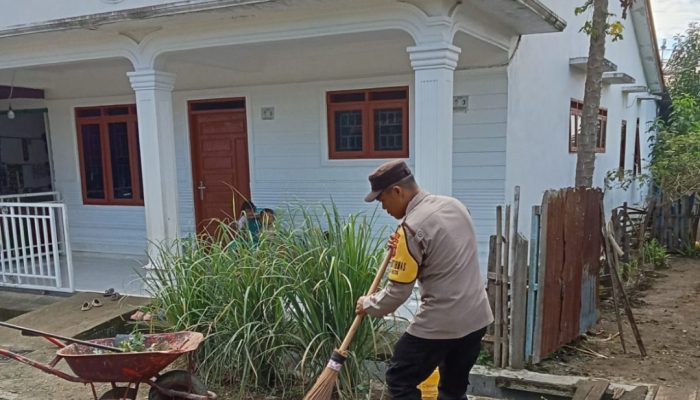 Bhabinkamtibmas Polsek Siantar Marihat Gotong Royong Bersama di Jalan Negri Bosar 