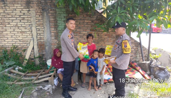 Sambut HUT Bhayangkara ke-80, Polsek Siantar Timur Salurkan Bansos kepada Warga Membutuhkan