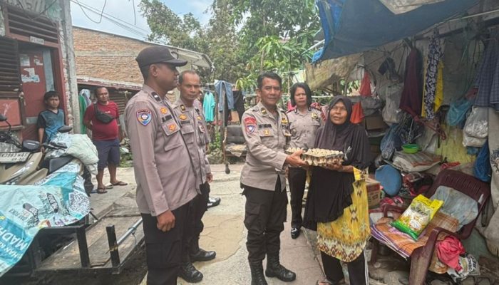 Sambut HUT Bhayangkara ke-80, Polsek Siantar Utara Salurkan Bansos kepada Lansia Pencari Barang Bekas