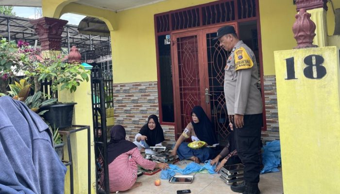 Bhabinkamtibmas Polsek Siantar Barat Dampingi Pendistribusian 88 Paket Makanan Bergizi Gratis