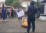 Mahasiswa GMKI Bakar Ban di DPRD, Soroti Ekonomi Nasional dan Persoalan Kota Pematangsiantar