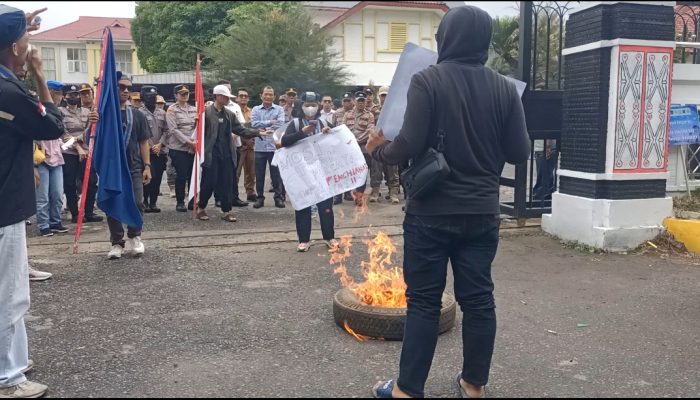 Mahasiswa GMKI Bakar Ban di DPRD, Soroti Ekonomi Nasional dan Persoalan Kota Pematangsiantar