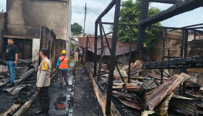 Dua Rumah Semi Permanen Terbakar di Jalan Tongkol, Polisi Selidiki Penyebab Kebakaran