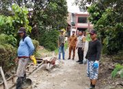 Bhabinkamtibmas Polsek Siantar Selatan Sambangi Pokmas Perbaiki Saluran Air