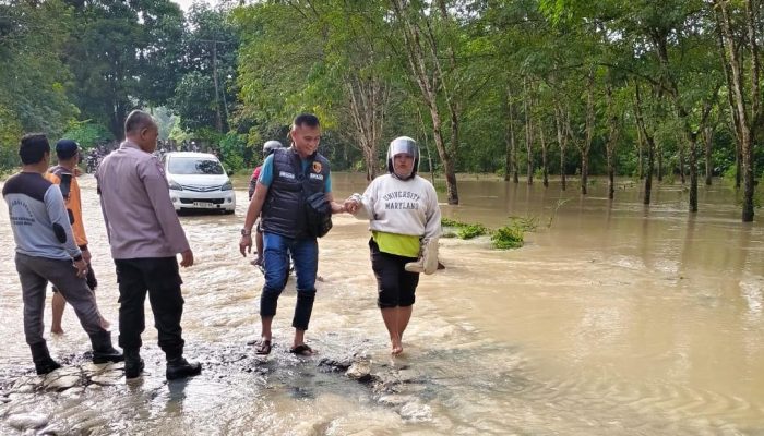 Polsek Bosar Maligas Sigap Bantu Korban Banjir, Evakuasi Warga hingga Salurkan Sembako