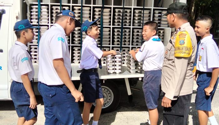 Bhabinkamtibmas Polsek Siantar Timur Monitoring Distribusi 1.124 Paket MBG di SMP Negeri 1