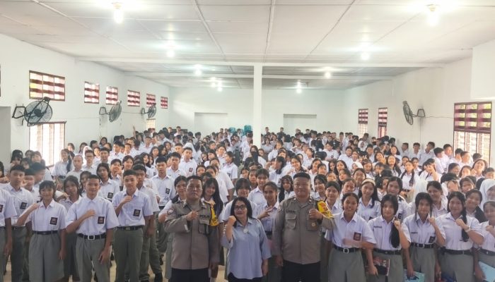 Bhabinkamtibmas Polsek Siantar Marihat Tanamkan Wawasan Kebangsaan kepada Siswa Baru SMA Negeri 1 Pematangsiantar