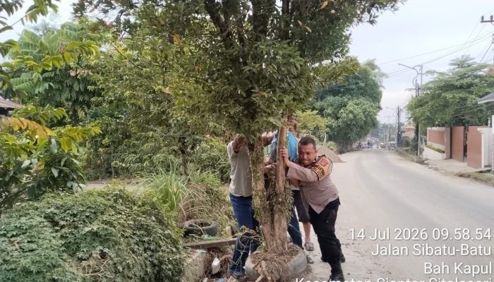 Jalin Kemitraan dengan Warga, Bhabinkamtibmas Polsek Siantar Martoba Gotong Royong di Blok II Jalan Sibatu Batu