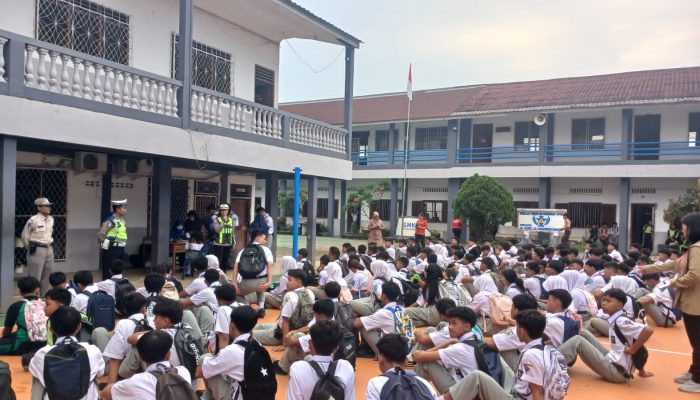 Sat Lantas Polres Pematangsiantar Edukasi Keselamatan Berlalu Lintas kepada Siswa Baru SMK Swasta Persiapan