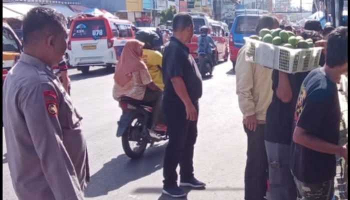 Patroli Jalan Kaki di Pasar Horas, Polsek Siantar Barat Antisipasi 3C dan Imbau Pedagang Tetap Waspada
