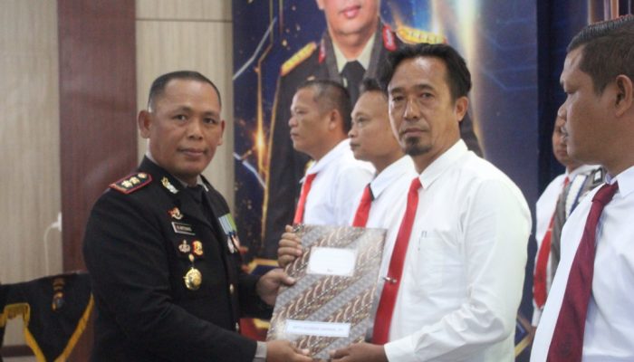 Dedikasi Berbuah Prestasi, IPDA Bolon Hot Situngkir dan Tim Reskrim Polsek Gunung Malela Terima Penghargaan Kapolres Simalungun
