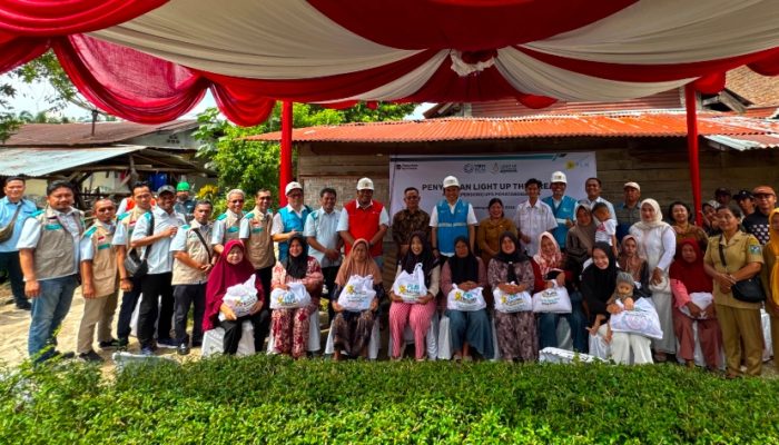 PLN UP3 Pematangsiantar Nyalakan Listrik Gratis untuk 13 Keluarga, Salurkan Paket Sembako di Simalungun