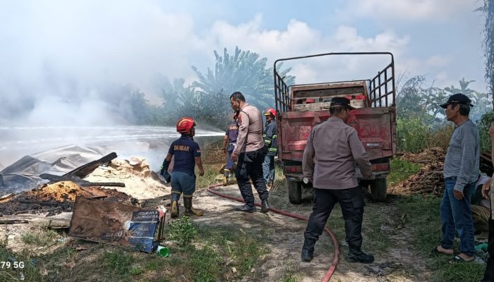 Polsek Siantar Martoba Cek TKP Kebakaran Rumah di Jalan Bahtorop Ujung, Kerugian Ditaksir Rp30 Juta