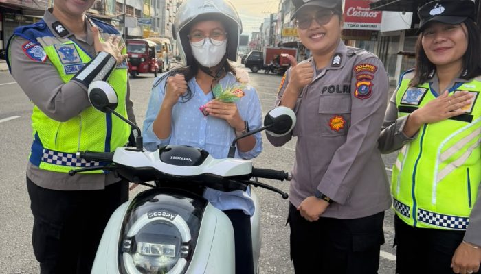 Sambut Hari Jadi Polwan ke-78, Polwan Polres Pematangsiantar Atur Lalin dan Bagikan Bunga-Cokelat