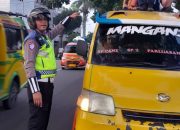Sat Lantas Polres Pematangsiantar Edukasi Pengguna Jalan, Ingatkan Bahaya Bergelantungan di Angkutan Umum