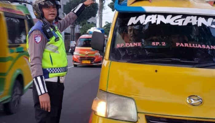 Sat Lantas Polres Pematangsiantar Edukasi Pengguna Jalan, Ingatkan Bahaya Bergelantungan di Angkutan Umum
