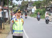 Kapolres Simalungun Turun Langsung Atur Lalu Lintas Jam Sibuk Pagi di Simpang Polsek Panei Tongah, Imbau Sopir Tak Angkut Penumpang di Atas Kap Mobil