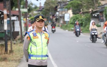 Kapolres Simalungun Turun Langsung Atur Lalu Lintas Jam Sibuk Pagi di Simpang Polsek Panei Tongah, Imbau Sopir Tak Angkut Penumpang di Atas Kap Mobil
