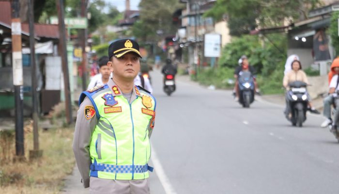Kapolres Simalungun Turun Langsung Atur Lalu Lintas Jam Sibuk Pagi di Simpang Polsek Panei Tongah, Imbau Sopir Tak Angkut Penumpang di Atas Kap Mobil