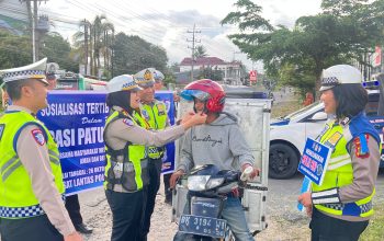 Satlantas Polres Simalungun Bagikan Helm dan Cokelat, Kampanyekan Keselamatan di Operasi Patuh Toba 2026