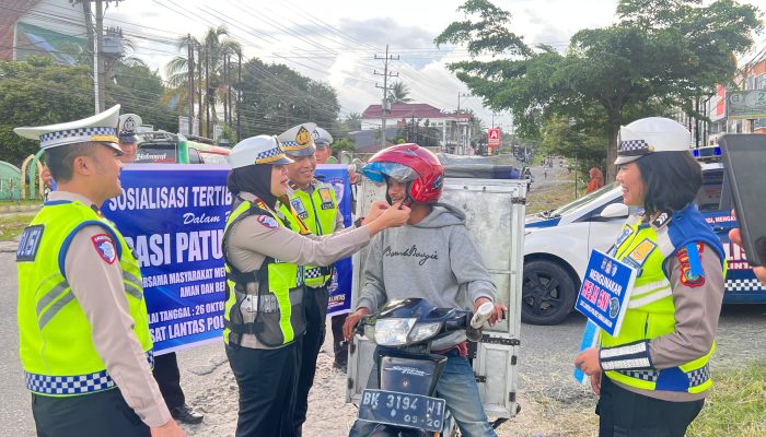 Satlantas Polres Simalungun Bagikan Helm dan Cokelat, Kampanyekan Keselamatan di Operasi Patuh Toba 2026