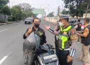 Sat Lantas Polres Pematangsiantar Bersama Banakom Garuda Bagikan Masker Gratis