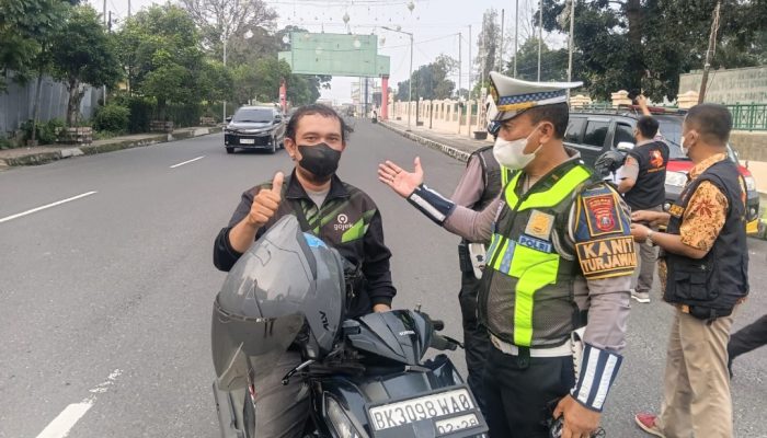Sat Lantas Polres Pematangsiantar Bersama Banakom Garuda Bagikan Masker Gratis