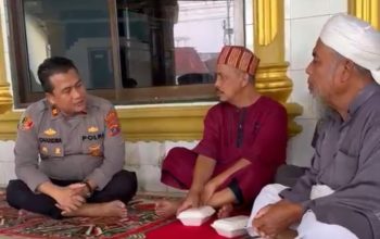 Jumat Berkah, Polsek Siantar Timur Bagikan 120 Paket Makanan kepada Jemaah Masjid Taqwa