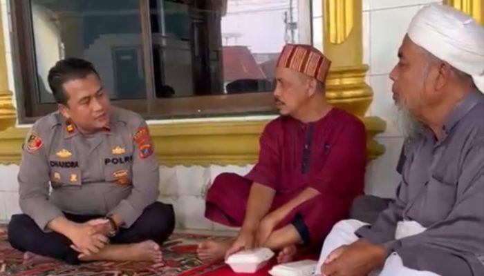 Jumat Berkah, Polsek Siantar Timur Bagikan 120 Paket Makanan kepada Jemaah Masjid Taqwa